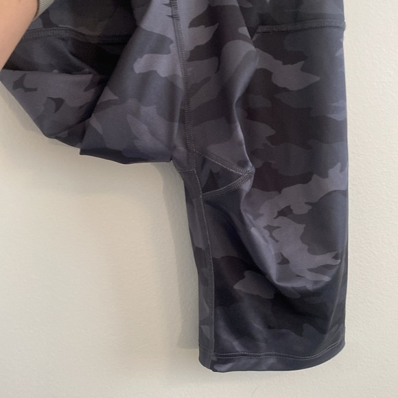 Beyond Yoga Lux High Waisted Biker Shorts Black and Gray Camo size Small - Picture 4 of 6